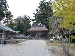 都万の船小屋から西郷港方面へ車で15分ほどのところに、隠岐三大神社の一つ、玉若酢命神社があります。本殿の造営は1793年といわれ、隠岐の中では最古の神社だそうです。