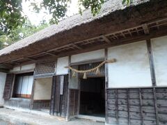 玉若酢神社の南側小さな道を隔てたところに億岐家宝物殿があります。億岐家住宅は隠岐を代表する大型民家で、神棚をまつる「神前の間」のある社家としての特徴を持つ建物です。宝物殿には古代の隠岐国駅鈴などが展示されていて重要文化財に指定されています。