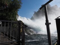 　岩場に到着しました。右側の岩場との間を流れ落ちる水量が半端ない！