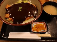 昼食は昭和6年創業の元祖ドミカツ丼の名店 カツ丼 野村へ。味噌カツにちょっと似ていて、こちらも美味です