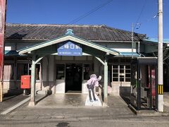 三峰口駅までは約３５分の鉄道旅。秩父路をゆっくりと走ります。
季節営業の駅そば屋・駅前のまんじゅう屋はお休み。食堂のみ営業していました。