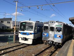 三峰口駅から上りは、影森行き。御花畑駅一つ手前。
何故か？
この駅から熊谷方面へはワンマン運転ではなく、車掌さんが乗務しました。
だからか？
急行秩父路　西武新１０１系を２ドア化クロスシート
と旧都営地下鉄三田線６０００系のツーショット