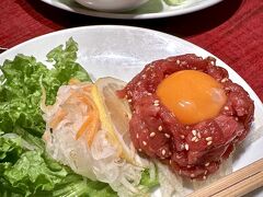 【友人と晩飯】

東南アジアで「ユッケ」が食べれる様になったんかぁぁ（そういう時代になって久しいとは思うのだが）...と思いながら、まじまじと『ユッケと生卵』を見つめる私...

久しぶり（30年ぶり）のシンガポールにいるという高揚感と、まあ、これが人生最後のシンガポールになるだろうなぁぁ（リビングコストだけがやたらに高いだけでお得感の全くないこの場所には一切興味がわかない...かな...）...とか思うお別れ感と、気心の知れた友人との久しぶりに再会に、時間が経つのも忘れてしまった...