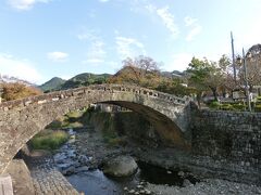 施設の周辺は、のどかな里山の風景が広がり、湯上りの散歩も気持ち良いです。美しい石造りの橋が、風景をより写真映えするものにしており、ここで記念撮影をしている人も見かけます。