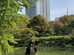 【雲形池と「鶴の噴水」】

「鶴の噴水」は公園等での装飾用噴水としては日本で3番目に古いものらしい
案内板によると１番目は長崎の諏訪神社（鎮西大社諏訪神社）、２番目は大阪の箕面公園とのこと
どんな噴水か検索したら…、長崎諏訪神社のものは「長崎諏訪方御社図」（明治11年出版）を基に復元したものだった（デザインも凝ったものではない）
箕面公園に至っては現在噴水は残っていない(^^;;
古い公園案内に「水晶塔」という名前の噴水が描かれているがそれのことだろうか？（ https://cdn-ak.f.st-hatena.com/images/fotolife/j/jfountains/20010101/20010101000000.jpg ）
…とすると、現存最古の装飾噴水はこの「鶴の噴水」ということなのかな？？
ちなみに1896（明治31）年に開設した【箕面公園】だが、1913（大正2）年に立てられた公園整備方針は、日比谷公園造園委員の中心を務めた【本田静六】があたった
当時の本田静六は名実ともに「公園の父」として知られていたのだろう