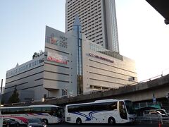 宿泊するホテルは、新神戸駅すぐ近くにあるＡＮＡクラウンプラザホテル神戸です。37階建てなので、かなり目立つ建物でした。