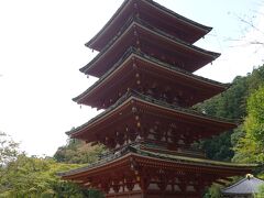 長谷寺の五重塔は、昭和29年に建立されたもので比較的新しいものです。高さは30メートルほどで、興福寺の五重塔などと比べると小ぶりです。しかしながら、山間に位置し、緑に囲まれて佇む姿は何とも形容のしがたい風情ある姿でした。
