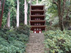 室生寺の五重塔は、本堂（灌頂堂）脇の石段を登ったところにあります。800年頃に建立されたとされる歴史的建造物で、国宝に指定されています。高さは16メートルほどと思った以上に小ぶりでしたが、緑の中に佇む美しいその姿は存在感抜群でした。