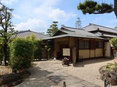 大原美術館の敷地内にある日本庭園が新渓園。出入り自由で、家屋の広間の前に美しい庭園が広がります