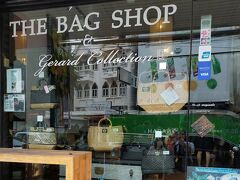 《ジェラール・コレクション Gerard Collection》

ジェラール・コレクションも店舗を半分に縮小しているが、営業を続けていた。
見覚えのあるスタッフがいた。
やりてのおばさんの後方でレジを打っていた女性。我が家では、オーナーのお嬢さんと勝手に見立てていた。