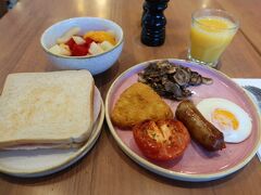 イビス・ロンドン・アールズコートの2度目の朝食。
あまり好みではないトマトもチョイスした。
