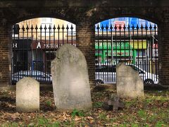ブロンプトン墓地の北側の門を入って少し東に行ったところ。
昨日に続き「小さな恋のメロディ」のロケ地のひとつである。
ダニエル(マーク・レスター)とメロディ(トレーシー・ハイド)が、学校を出て初デートで墓地へ向かうシーンが撮影された。
ただ、墓地のほとんどのシーンはブロンプトン墓地ではなく、ロンドン南部のナンヘッド墓地で撮影されたようだ。

「小さな恋のメロディ(Melody)」(1971年)
https://www.youtube.com/watch?v=lqcxeStXFE0&list=PLtBdh0mmbgNMLkipqUWMkCUpp2DG-JHvM&index=15