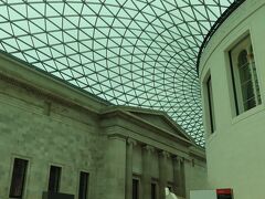 大英博物館に入場すると、グレートコートというエントランスホールがある。
ここで、2ポンドの館内マップを購入。