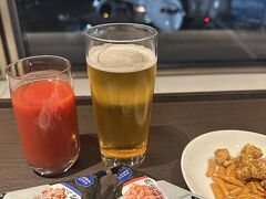 会社の仕事を終えてから移動し、空港のコンビニでおにぎり買って、ラウンジで夕食。この時は、この先起こることなど想像もせず、大阪で飲み会の面々に、「今から移動しまーす」なんてLINEしたりして。