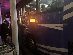 JALがチャーターした梅田行きのバスに乗ります。
ここでも、乗車したのは52人というJAL職員に、このバス50人乗りだから50人です。のやり取り。どうなってるの？