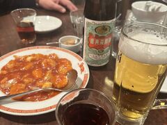 この日は、昔お世話になったお客様との食事。
ビールをチェイサーに紹興酒を飲みます。
まずはエビチリ。