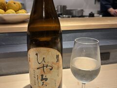 北新地の「わっぜ」という店に来ました、
わっぜとは、すごく、とてもという鹿児島地方の方言だそうです。
日本酒を頂きます。美味しいです。
