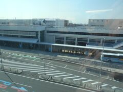 では駅にもどり　阪急宝塚線　蛍池駅から　大阪モノレールで　大阪空港にやって来ました
モノレールで　一駅200円ですが
あのパスですべて乗れますから