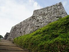 本丸跡の石垣は平成5年から2年かけて復元されたものです。