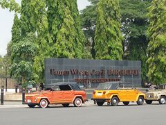 ボロブドゥールの看板。この近辺はいろんな色のフォルクスワーゲンのカクカクした車がたくさん走っていて気になった。