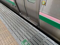 @仙台到着→6分延着
列車を降り、列車のドアを観察。
いつも乗るE721系などはご覧のようにホームに高さがあってるが。