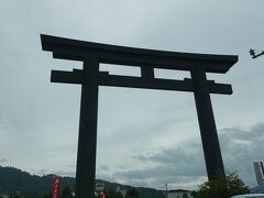 「檜原神社」の次に足を運んだのは「大神神社」。巨大な鳥居が見えてきますが、ここから境内まではまだかなり距離があります。

