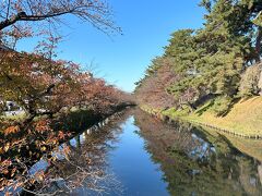 2日目の観光では弘前公園に向かいました。
前の週くらいまでは紅葉祭りをやっていたようで、紅葉まっさかりはすぎていましたが、雰囲気は楽しめました。
とても広く、全部を回ることはできませんでした。各地の城跡公園の中では広い方ではないかな、と思いました。