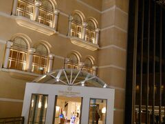 私は魚崎で乗り換えて六甲アイランドのアイランドセンターから宿泊先の神戸ベイシェラトンです。コンビニで買い物してから中へ。

宿泊は初日だけ神戸ベイシェラトンに決めていましたが、翌日以降はマリオット系列の中で直前まで値段を見ながら、検討していました。