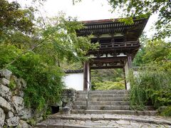 この日、最初に訪れたのは「長岳寺」。
ホテルからは車で10分弱と近く、お寺が開くのと同時に足を運んだこともあり、参拝客の姿はまばらでした。楼門は、小ぶりながらも趣きが感じられました。