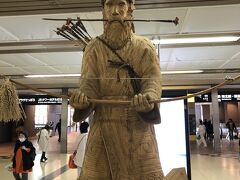 丘珠空港行きのバスに乗ろうと札幌駅にやってきた。
コンコースにあるアイヌの酋長のモニュメント。
『ウレシパモシリ北海道　イランカラプテ像』というそうだ。
ウレシパモシリはアイヌ語で『互いに育み合う大地』という意味。
イランカラプテは『あなたの心にそっと触れさせていただきます』で、こんにちわの意味でつかわれるらしいが、・・・覚えられない(#^^#)