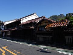 車道に戻り先へと歩く。道沿いには、古い町家が結構残っている。