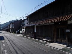 用瀬は、かつての因幡街道の宿場町で、街並みには街道筋の名残りが息づいている。街の南に郷土資料館がある様なので歩いて行くと、閉館していた。その近くに、江戸時代に造られた石灯篭が立っていた。