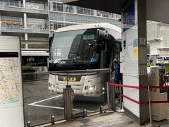 今回もLCCのpeach（ピーチ）利用なので、 東京駅八重洲口高速バス乗り場7番乗り場から『エアポートバス東京・成田』で成田空港へ向かいます。

『エアポートバス東京・成田』
https://tyo-nrt.com/