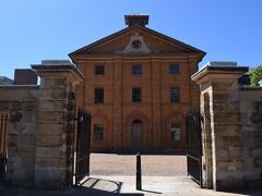 続いてはシドニー・セント・メアリー大聖堂の近くにあるハイドパーク・バラックス。

1848年まで囚人を収容する施設として使われた、シドニーの世界遺産であるオーストラリアの囚人遺跡群の1つ。

受付でオーディオガイドを借りて見て回る。
内容は殆ど頭に残っていなかったりするのですが、囚人がオーストラリアに流されるまでとか、囚人の生活とか。




