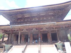 そして金峰山寺本堂「蔵王堂」
国宝です。

蔵王堂は、金峯山寺の本堂です。本尊金剛蔵王大権現三体のほか、多くの尊像を安置しています。
蔵王堂は、白鳳年間に役行者が創建されたと伝えられています。
平安時代から幾度か焼失と再建を繰り返し、『太平記』には正平3年(1348)に足利方の高師直(こうのもろなお)の来攻によって焼失、その後、天正14年(1586)にも焼失しました。
現在の建物は天正20年(1592)ころに完成したものです。
三体の本尊は秘仏であり、普段は見ることができませんが、中尊は7mを超える巨像です。（金峰山寺ＨＰより抜粋）

拝観料８００円をお支払いして中へ上がることが出来ます。
写真撮影は不可です。
ご本尊金剛蔵王大権現の尊像３体は秘仏ですがたくさんの仏様がおられます。
本堂内はひんやりとしており心身ともに休まる時間でした。
ゆっくりと拝観させていただきました。

