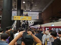 一度、足と目があまり良くない義父を迎えに行って、阪神電車でドーム前に到着。