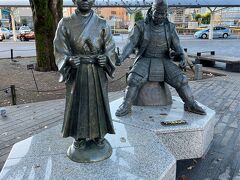 駅前には竹千代と今川義元の銅像