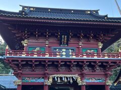 楼門の扁額には
「當國總社
　冨士新宮」
と書かれています。
当国つまり駿河国総社=神戸神社、
冨士新宮=浅間神社。
この奥にこの二社があるということですね。