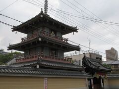 南北の通りに沿って歩いていると比較的新しい三重塔が目にとまりました。そのお寺がこの【円妙寺】です。