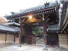 寺町の一角にあるお寺の一つがこちらの【江国寺】です。南から北に向かってお寺巡りをした際、右手（東側）にひときわ目立つ山門があり、いやでも目に留まります。