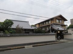 寺町界隈を散策した際に、こちらの曹洞宗のお寺【大倫寺】にも立ち寄りました。少し黄色みを帯びた塀がめぐらされた境内には、灰色の甍を戴いた大きな本堂がたっていました。手前の境内は、都会のお寺らしく猫の額ほどの狭さなのですが、松など何本かの木が植えられていました。