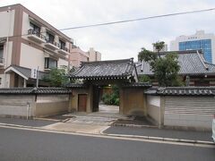 寺町を散策した際、こちらの臨済宗の寺院【法雲寺】にも立ち寄りました。普通の寺院建築の山門があり、両脇には築地壁の塀がたっていました。左手側に目をやると、古い料亭の看板を思わせるような電灯が組み込まれた白い看板が塀の上に掲げてありました。