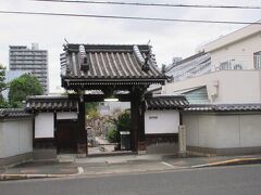 寺町周辺を観光した際に、こちらの【禅林寺】にも立ち寄りました。山門をくぐると墓地が目に飛び込んできました。奥には本堂が設置された配置になっているのですが、何しろお墓のインパクトが非常に強くて、境内がとても狭く感じられました。本堂や山門の建物はごくごく一般的な寺院建築でした。