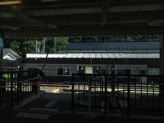 2023.08.11　泊ゆき普通列車車内
ぶつかりそうだった車両に同じホームで乗り換える。市振からは新潟県。