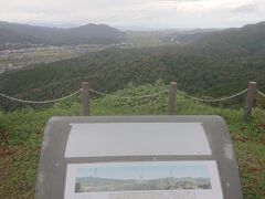 神魂神社の次は月山富田城跡へ。尼子氏の本拠地として有名です。山城にしてはかなり整備されていて観光しやすいとのことだったので訪問しました。とはいえ、麓から登ると1時間以上はかかるということで、山中御殿下の駐車場に車を停めて本丸まで登りました。七曲りがとにかくきつかったんですが、山上の景色は最高でした。