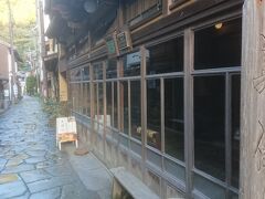 今は旅館の裏通りみたいになっていますが、以前はこちらが美保神社参道の本通りで、資料館によると20くらいの店があって繁盛していたそうです。