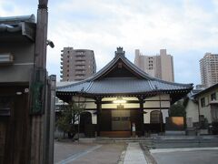 次に訪れたのは【寶泉寺】で、本堂はアニメ「一休さん」に出てくるような山寺といった雰囲気の堂宇でした。その点を除けば特筆すべき物はなく、観光的な要素も皆無でした。