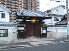 続いて【大雲寺】を訪れました。この界隈にあるお寺さんの一つで、山門それ自体は、他のお寺と異なる特筆すべき特徴は見られませんでした。むしろ、上部と下部の色合いの違いが独特の塀に囲まれており、そこには町内会なのでしょうか、地域のイベントやお知らせが張られた掲示板が設置されている点が印象に残りました。