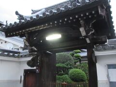 次に訪れたのは、こちらの【蓮成寺】です。立派な山門です。