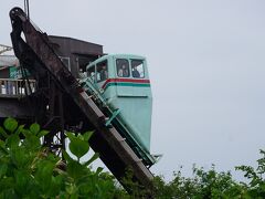 ●パノラマタワー＠弥彦山ロープウェイ山頂駅界隈から

ズームしてみると…。
「クライミングカー」という乗り物のようです。
下にある駐車場と結んでいるらしい。
非常に興味のある乗り物です（笑）。